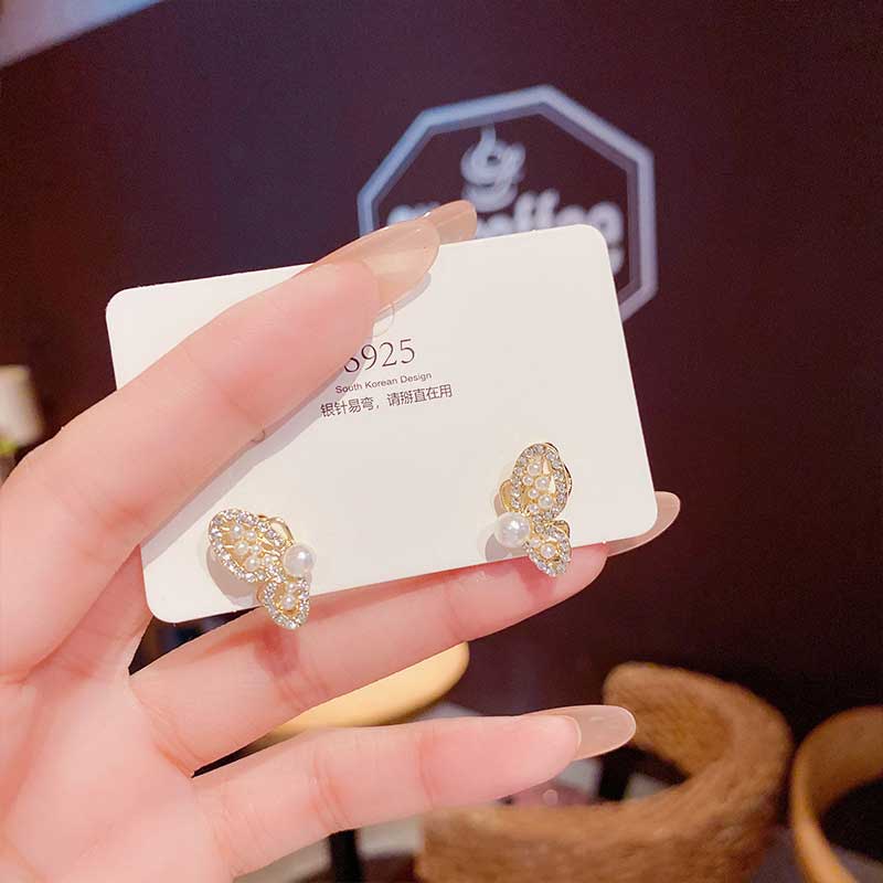 XiaoboACC Anting Tusuk Desain Kupu-Kupu Hias Zircon + Mutiara Gaya Korea / Simple Untuk Wanita