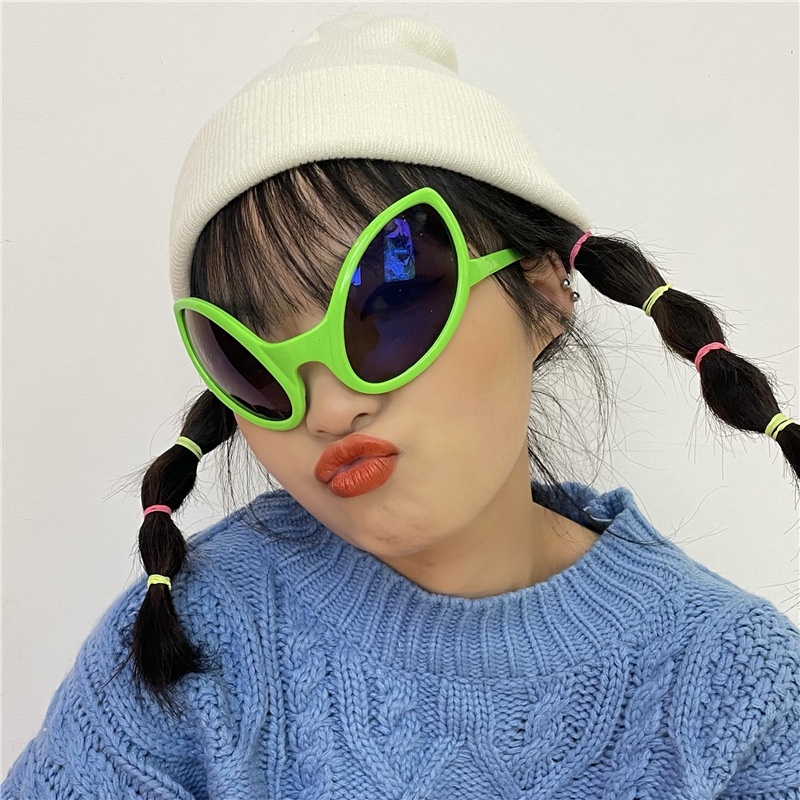 Kacamata Hitam Desain Alien Warna Hijau Untuk Pasangan
