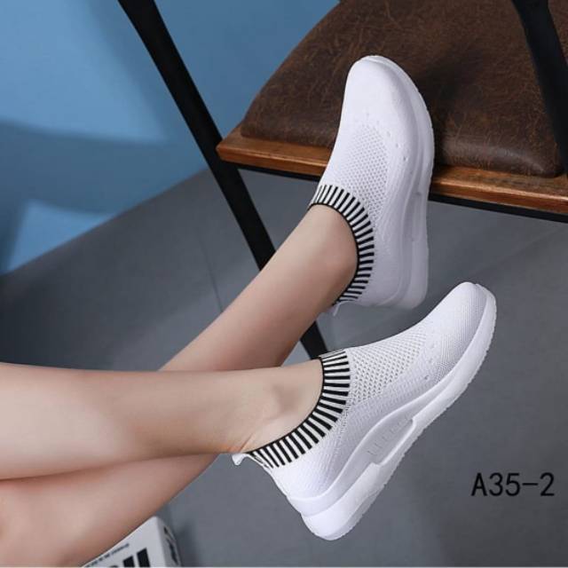 4.4 sepatu slip on wanita venom baru RD 09
