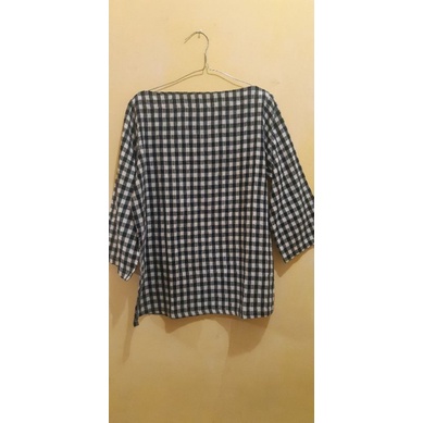Preloved Blouse Wanita kotak-Kotak Hitam Putih.