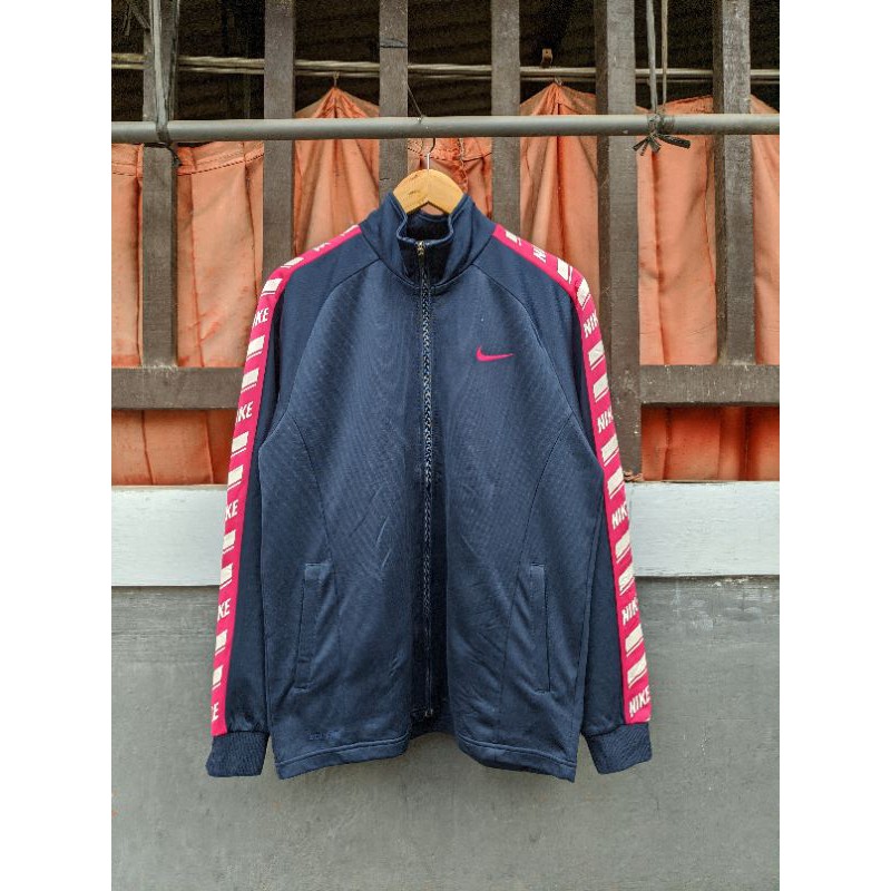 jaket nike taped