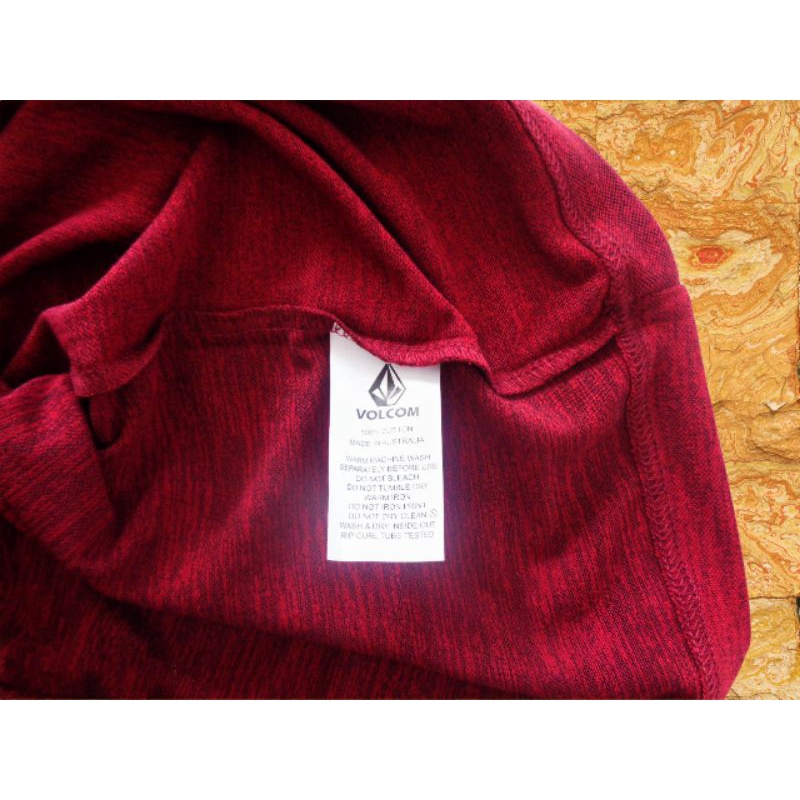 KAOS KERAH VOLCOM MERAH MAROON
