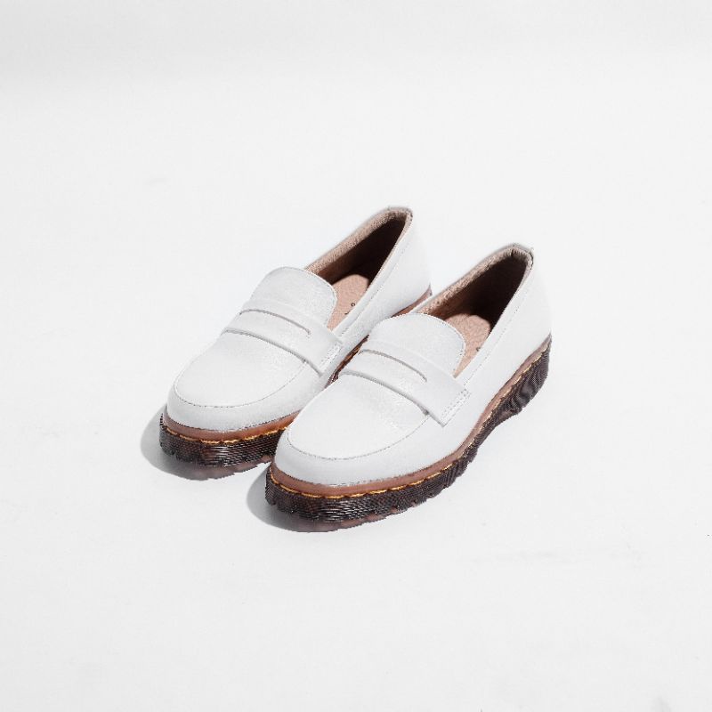 Sepatu slip on wanita &quot;LAVI SHOES WHITE&quot; - LIKE PROJECT