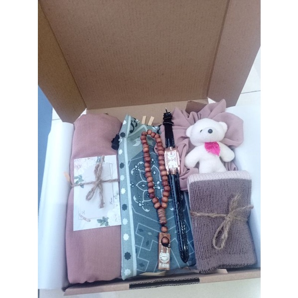 

hampers hijab/ hampers ulang tahun/ hampers ultah/ kado ultah