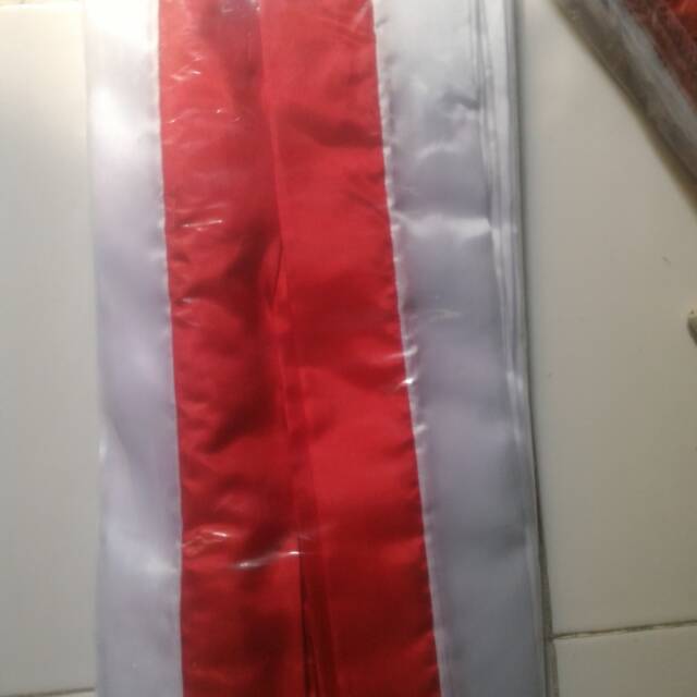 Selempang pentugas upacara merah putih