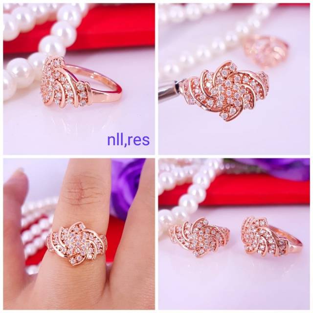 Cincin replika berlian