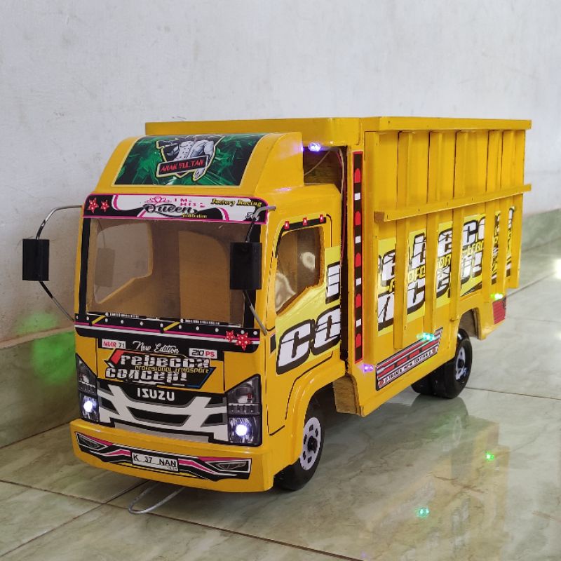 miniatut mobilan truk oleng kayu mobil truck maianan anak isuzu giga full lampu dan stiker BESAR