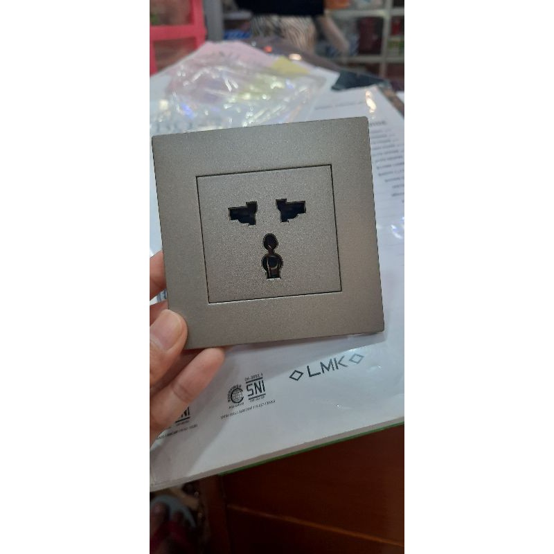 Stop kontak universal boss B10413S MZ Silver