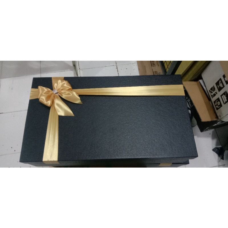 

Kotak kado besar / gift box besar ukuran 50 x 30 x 15