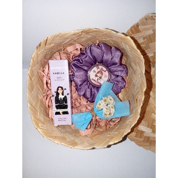 

HAMPERES HADIAH SIMPEL ESTETIK DAN MURAH/HADIAH WISUDA/HADIAH ULANG TAHUN/ UK10CM. BESEK BAMBU ESTETIK