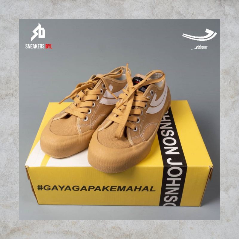 SEPATU JOHNSON GALAXY PRO BEIGE LOW