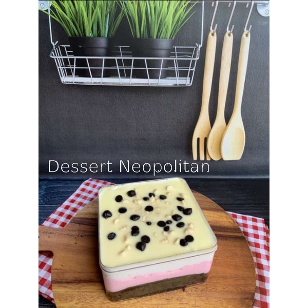 

Dessert cake Neopolitan box