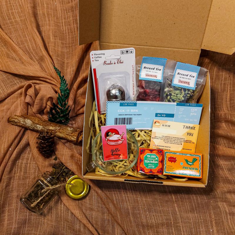 

HAMPERS CHINESE NEW YEAR, IMLEK, HAMPERS ULANG TAHUN ,GIFTBOX , HADIAH WISUDA, Tea Edition Gift Box/ HADIAH PACAR/ Gift box teh