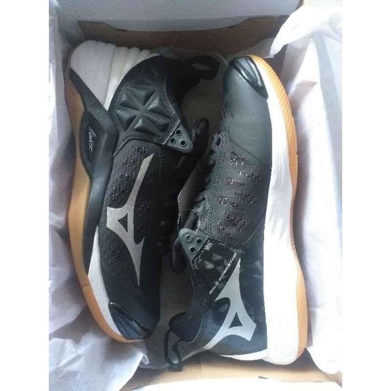 Sepatu mizuno wave momentum low hitam putih original