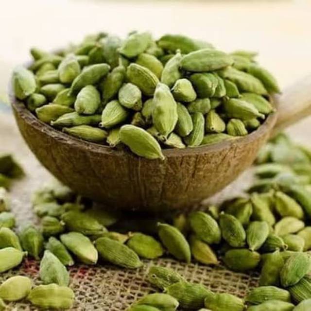 

Kapulaga india dan kapulaga biasa dan bay leaf