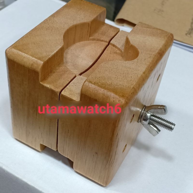 Alat Tatakan Kayu Pembuka jam tangan Model Besar Bisa Kecil