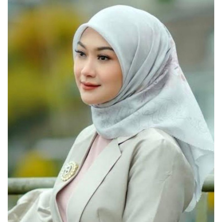 NWT Nada Series dis Buttonscarves