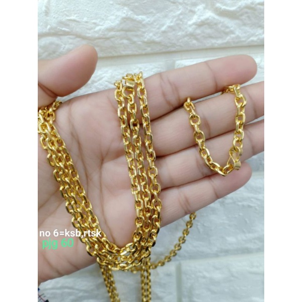 Rantai kalung replika mas 24 k yg golden,awtlet,ukuran 45cm (realnya 45-55cm),60cm (realnya 60-70cm) BERAT DITENTUKAN BERDASARKAN Besar kalung,bukan berat nya karena tidak ditimbang timbang karena hanya replika emas