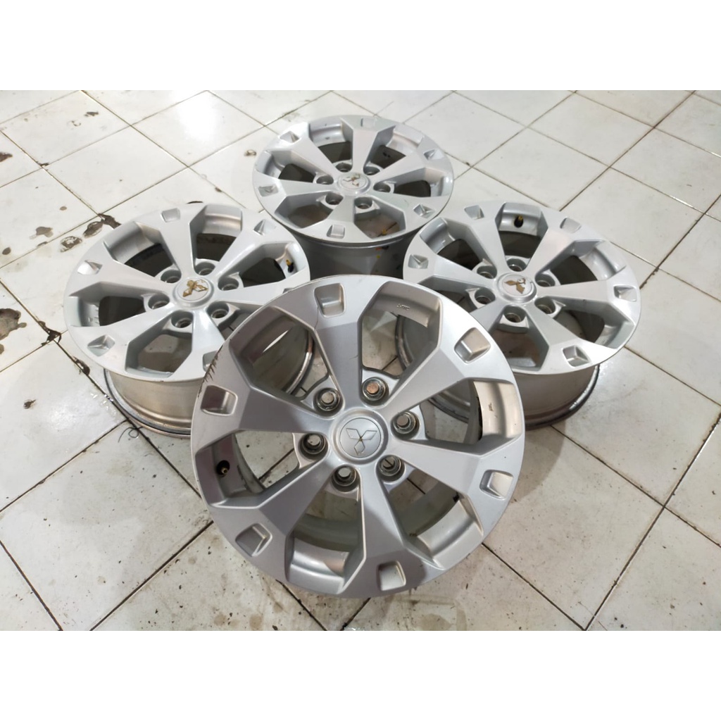 VELG BEKAS MOBIL PAJERO SPORT R17X7,5 6X139ET38SILVER THN2012