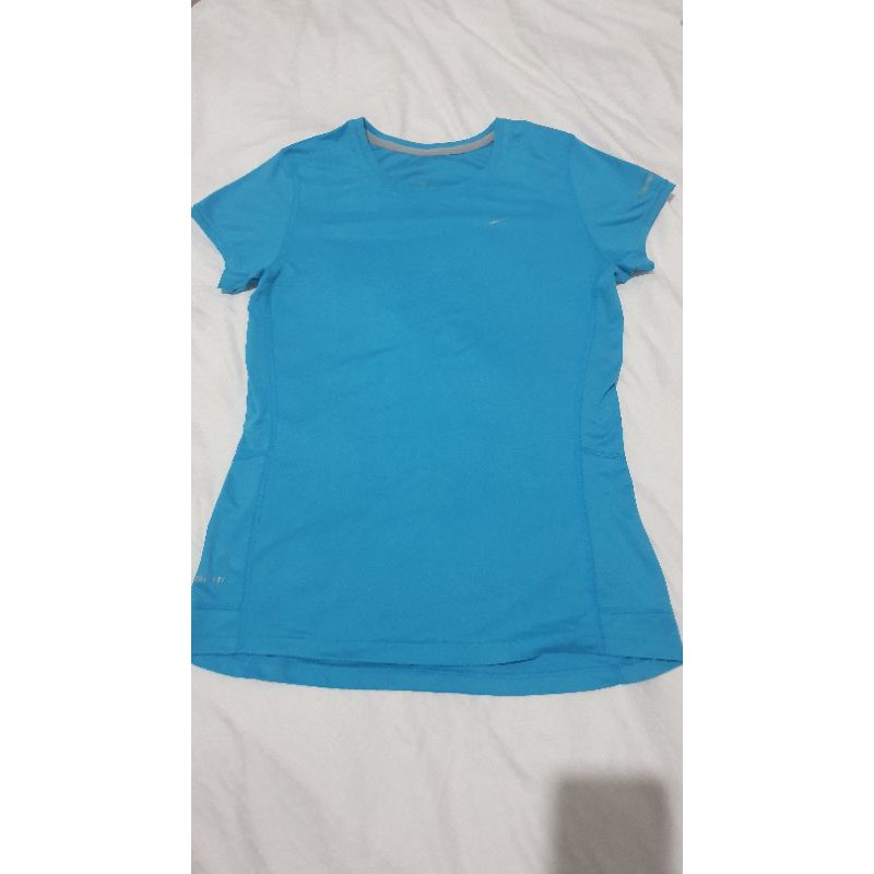 Kaos Olahraga Wanita Nike size M - Preloved