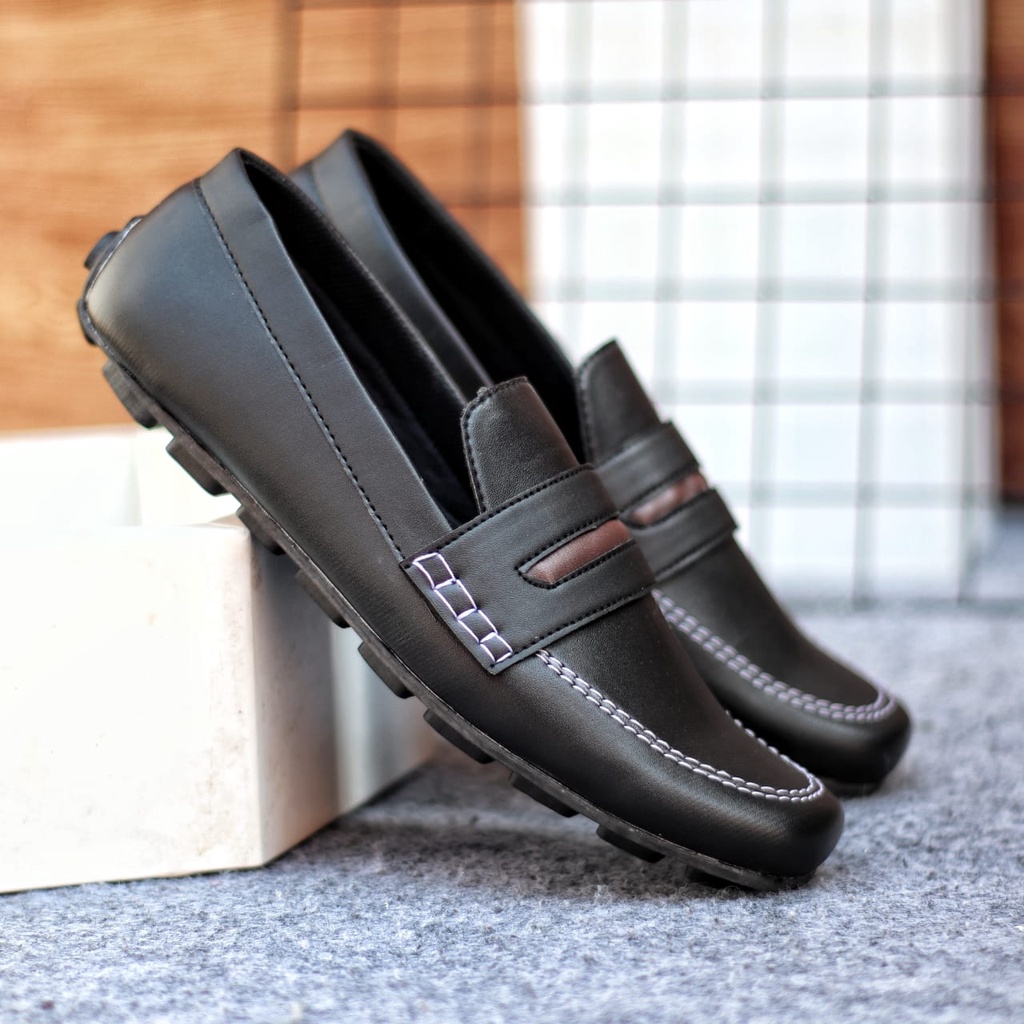 MOLK Sepatu Kasual Slip On Pria Semi Formal Kulit Sintetik Kerja Kantor Kuliah Simple Murah Anti Slip