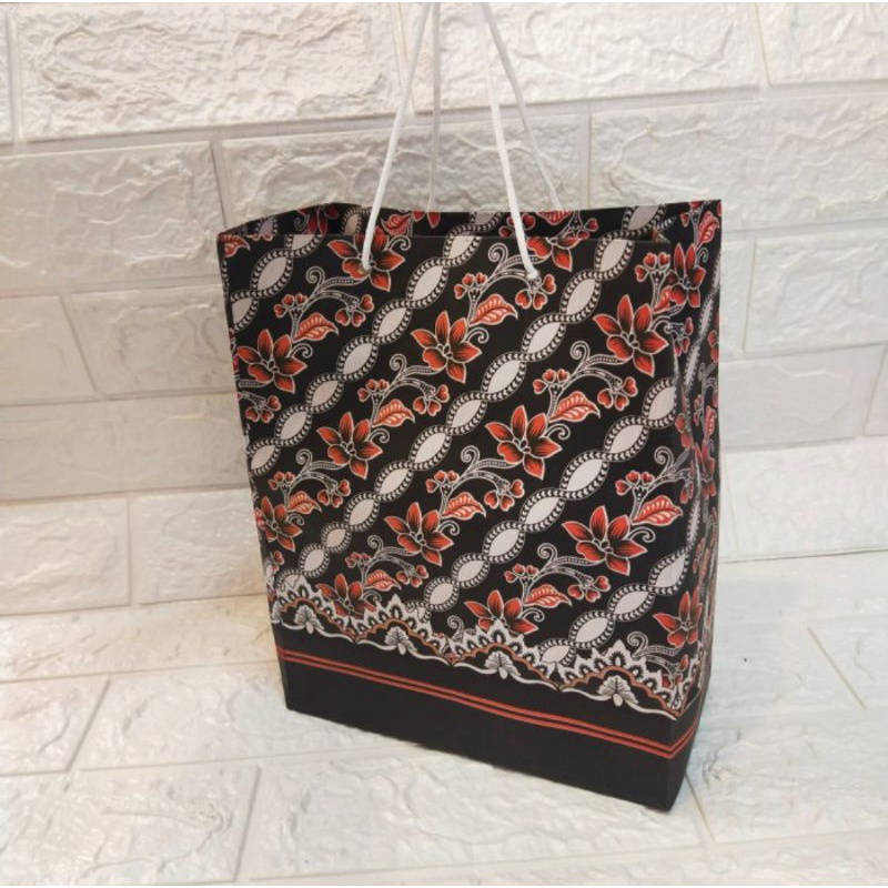 

PAPER BAG MOTIF BATIK/POLKADOT UK.25x20x10cm. 1PAK ISI 12PSC