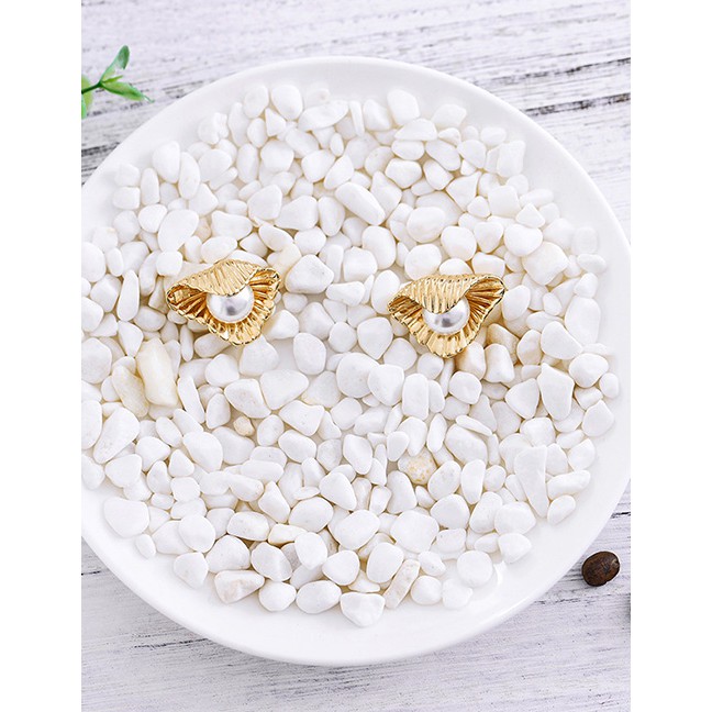 LRC Anting Tusuk Fashion Gold Scallop Pearl Stud F55307