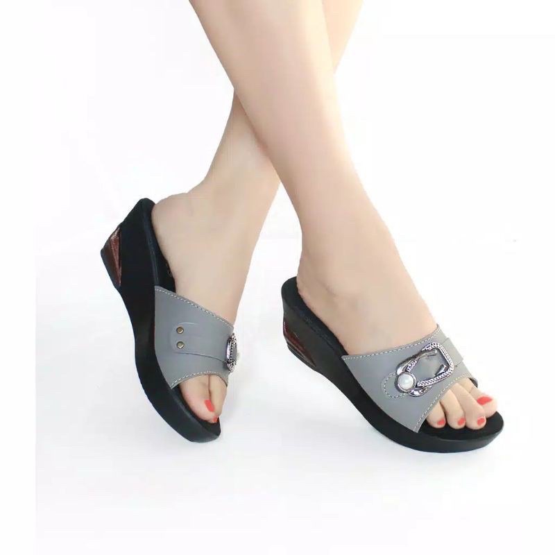 Sandal Sendal Wanita Wedges Cewek Casual Selop / Slop Hak Tinggi Ibu Ibu Kondangan Kulit Sintetis Murah Terbaru ZN04