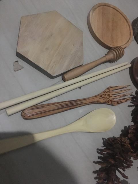 Piring Liuk Paket Kayu Mahoni ( Piring 20cm, Coaster Hexagon, Sendok Mahoni, Sumpit Mahoni)