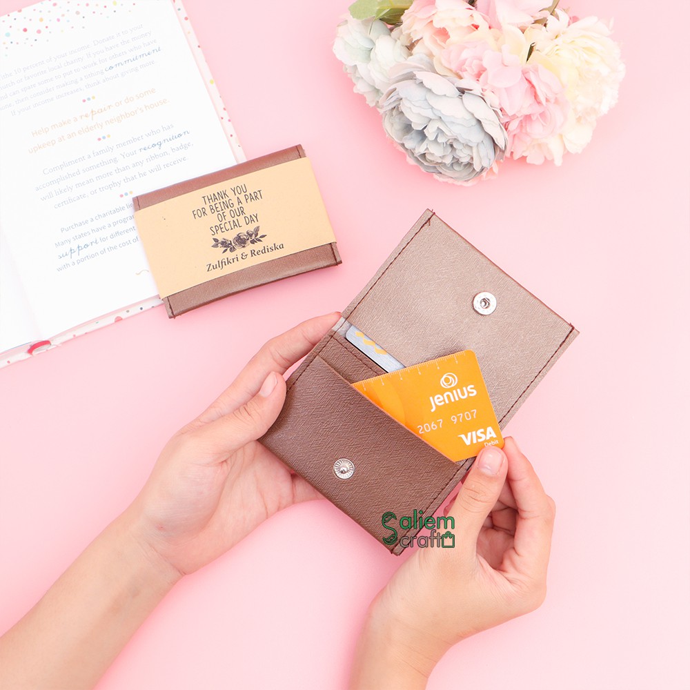 

Card Holder 2 Sisi Suvenir Pernikahan Wedding Nikah Penganten Ulang Tahun Unik Lucu Souvenir Embos