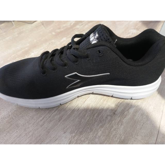 Sepatu Diadora black Original
