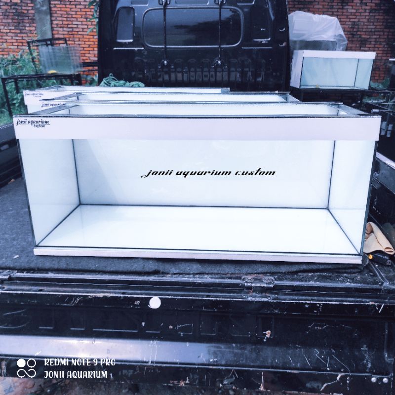 aquarium 100x40x40 alas 8mm keliling 5mm full stiker oracall putih