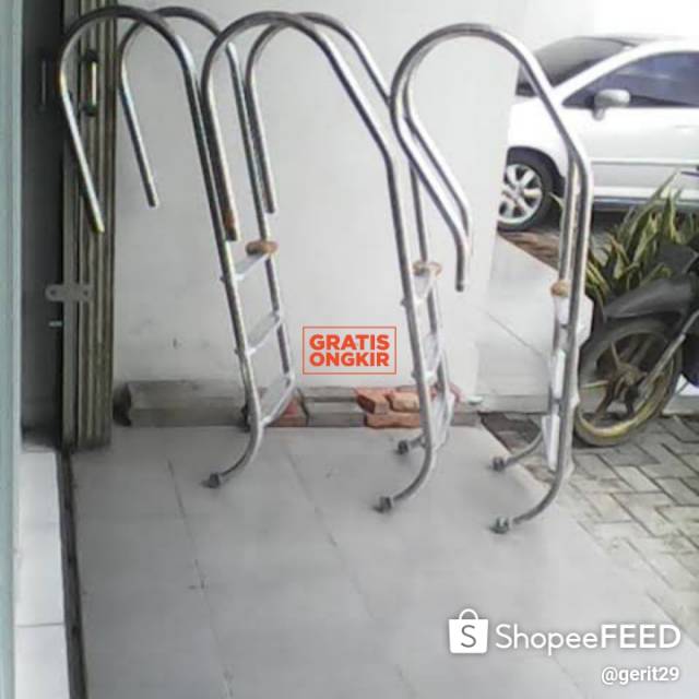 Tangga stenlis kolam renang