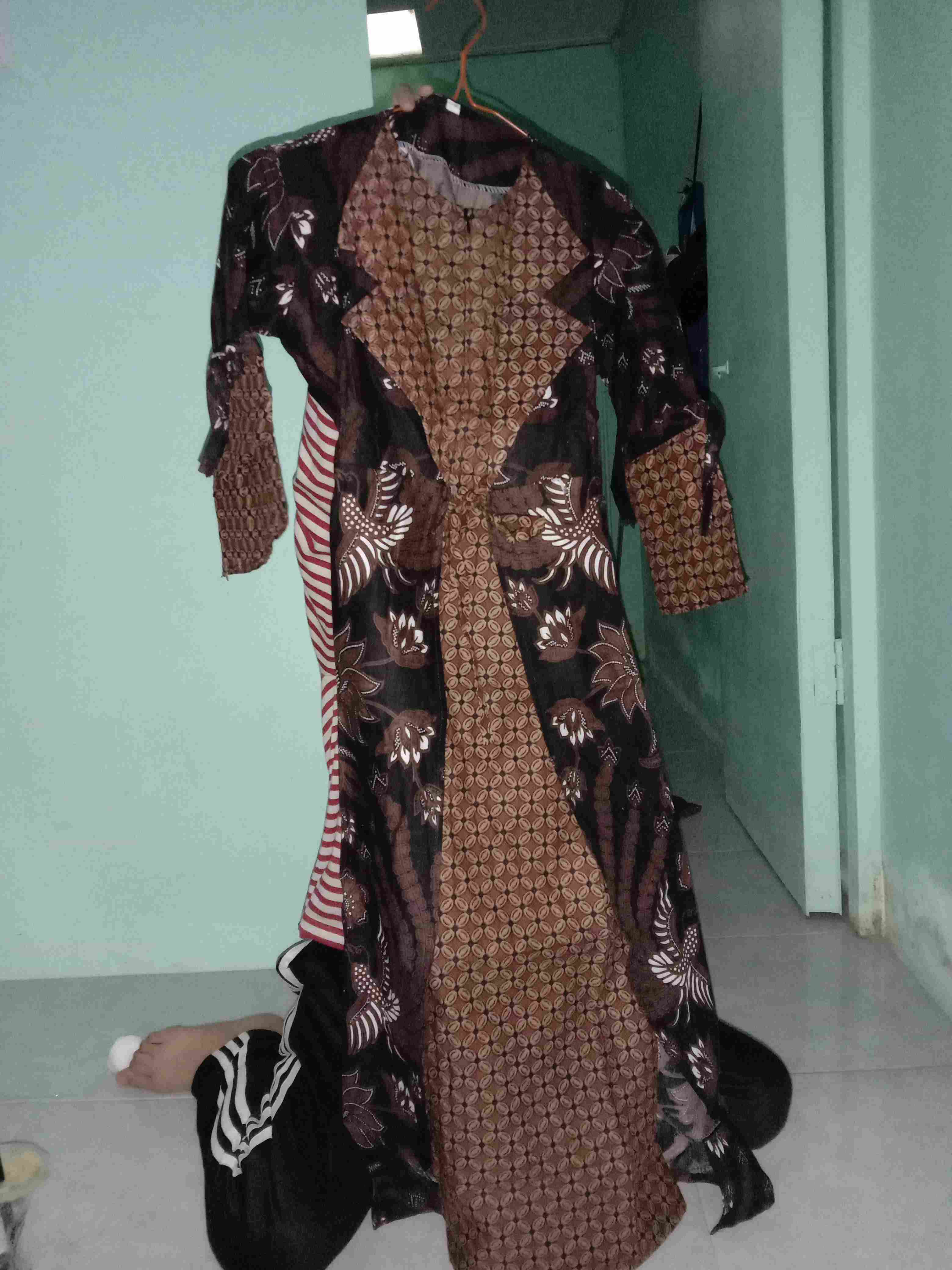 Batik Couple Keluarga • Batik Couple Keluarga Sania Ruffle Ori Ndoro Jowi Motif Dimensi Abu