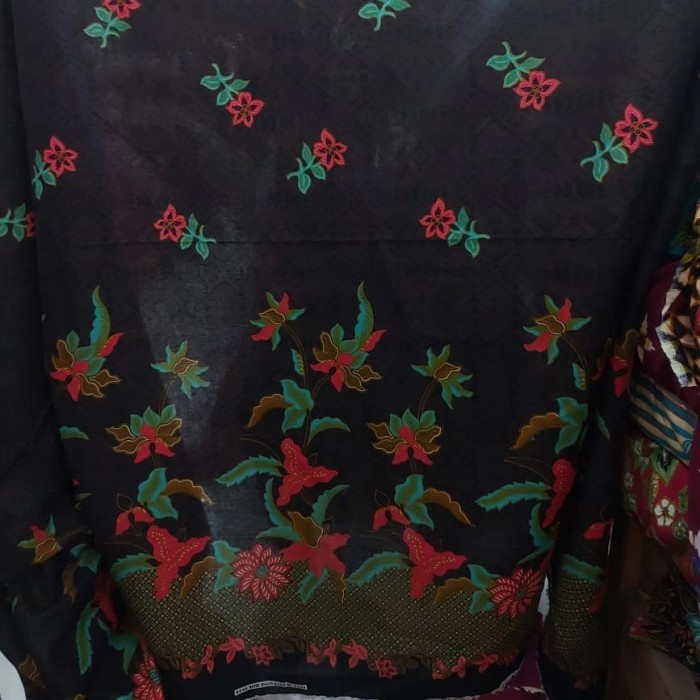 50cm Kain Batik Katun warna dasar Hitam. Katun 40s meteran.