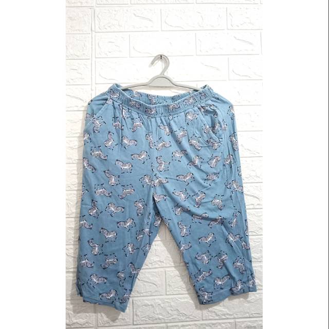 PROMO!!! PRELOVED UNIQLO CELANA PENDEK SANTAI