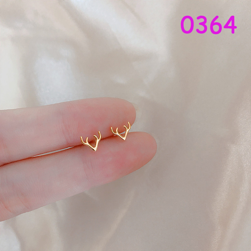 Anting Stud Desain Bunga Hati Warna Emas Gaya Korea Untuk Wanita