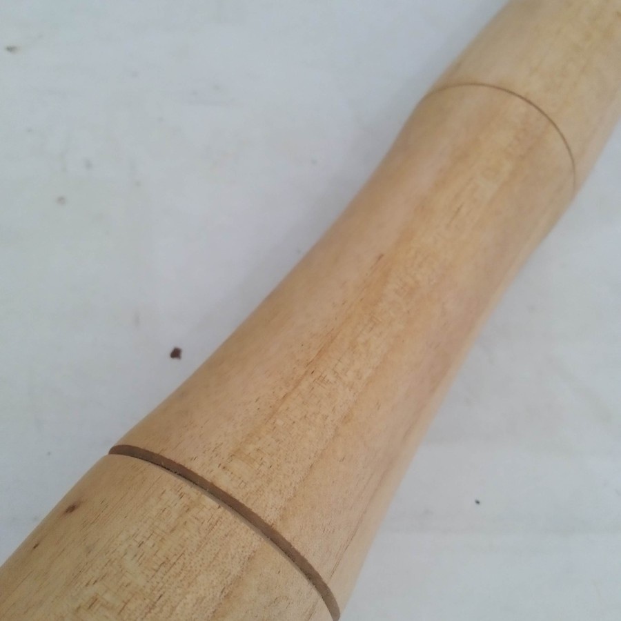 Alu tumbukan alu kayu panjang untuk lesung lumpang