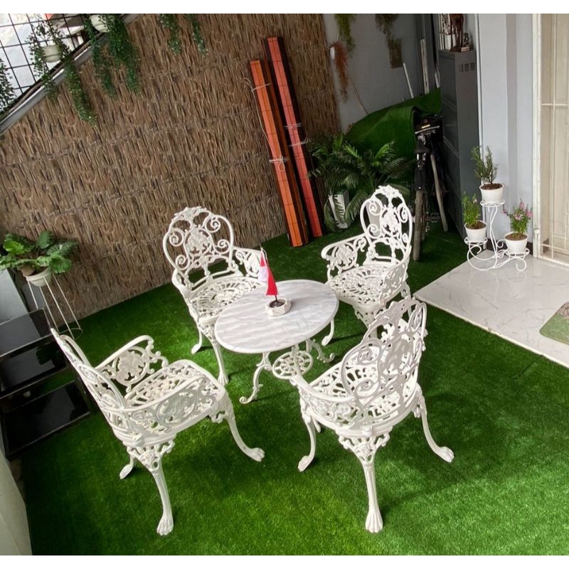 Meja Teras Carara dengan Kursi Besi Ukir