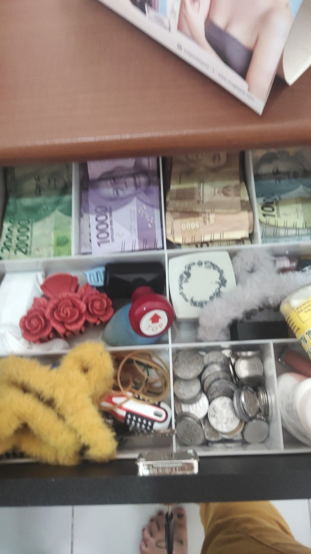 Tempat Uang Acrylic 2mm Putih Susu