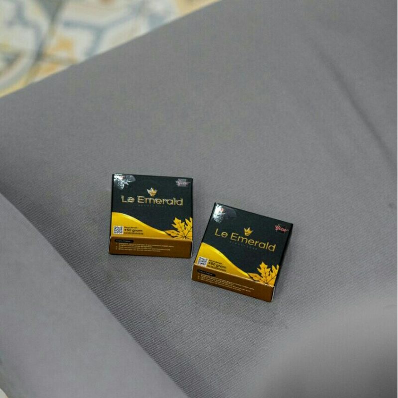 Sabun Le Emerald Pemutih Badan Pencerah Wajah Penghalus Kulit Alami Sabun Mandi Beauty Soap BPOM