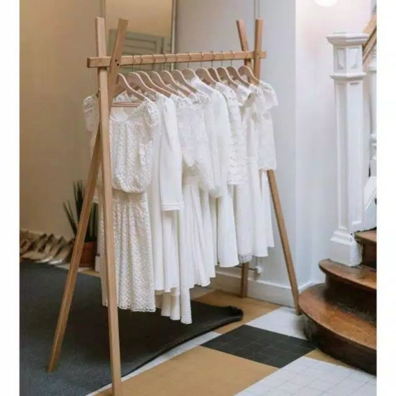 Gantungan baju kayu minimalis