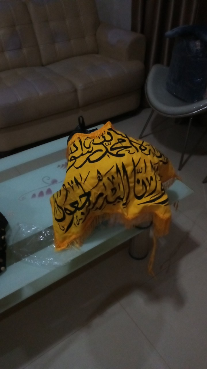 Bendera Untuk Simbol Kematian Kaligrafi Dibordir Warna Kuning