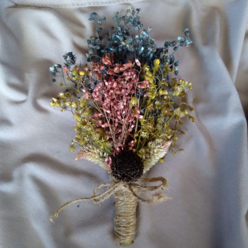 Buket kecil bunga kering.