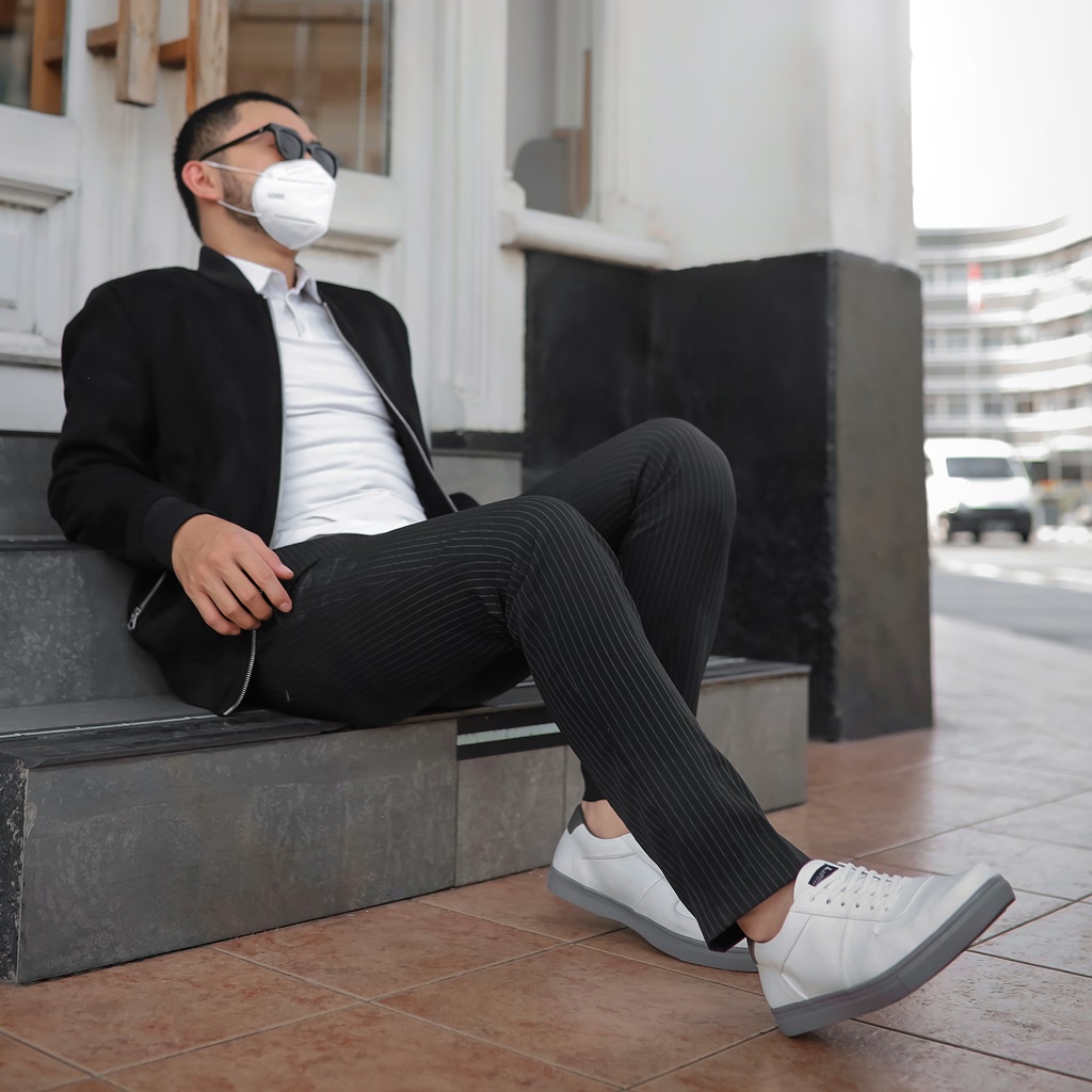 FAMO WHITE GREY ORIGINAL x REYL MAN Sepatu Sneakers Putih Abu Abu Pria Kets Tali Casual Jalan Santai Hangout Main Nongkrong Kondangan Sekolah Kuliah Distro Fashion Sport Shoes Semi Kulit Premium Skate Footwear Big Size Jumbo Ukuran Besar 44 Keren Terbaru