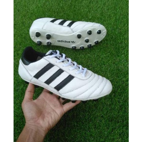 Big Sale.. Sepatu bola kulit Adidas.