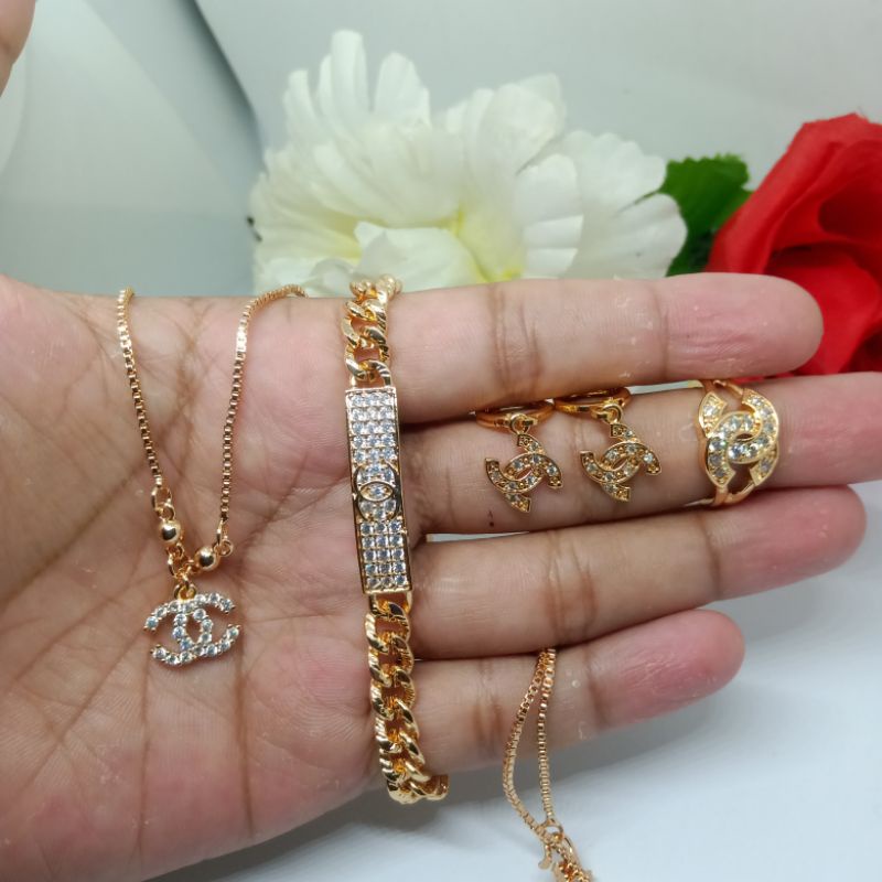 set perhiasan motif Chanel 02, set perhiasan titanium asli anti luntur anti karat,set perhiasan wanita dewasa terbaru 2021, perhiasan 1 set komplit kalung gelang cincin anting,perhiasan mirip mas asli, perhiasan berlapis emas 24 k