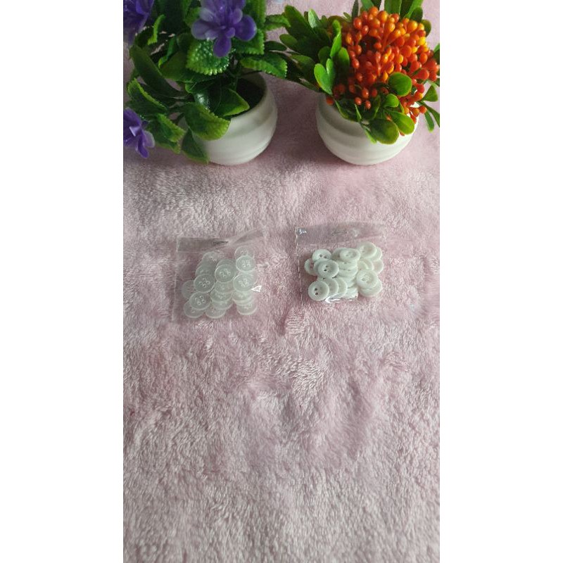 kancing kemeja standar putih dan bening