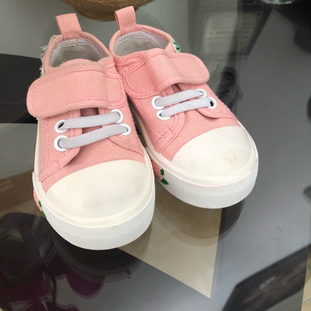 Sneakers anak preloved Sneakers anak preloved
