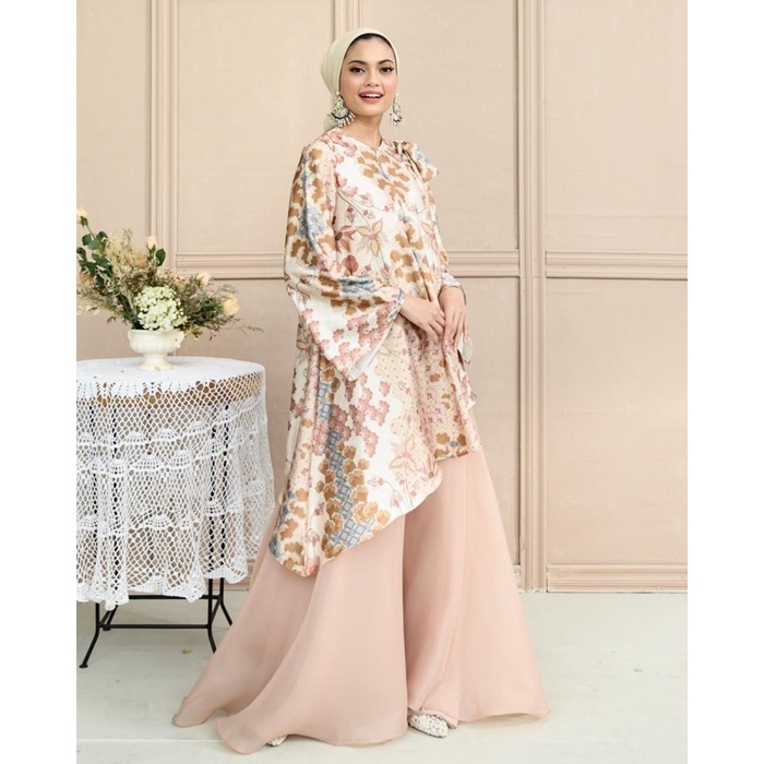 Chloe Tunic in Garden Rose - Wearing Klamby - XS